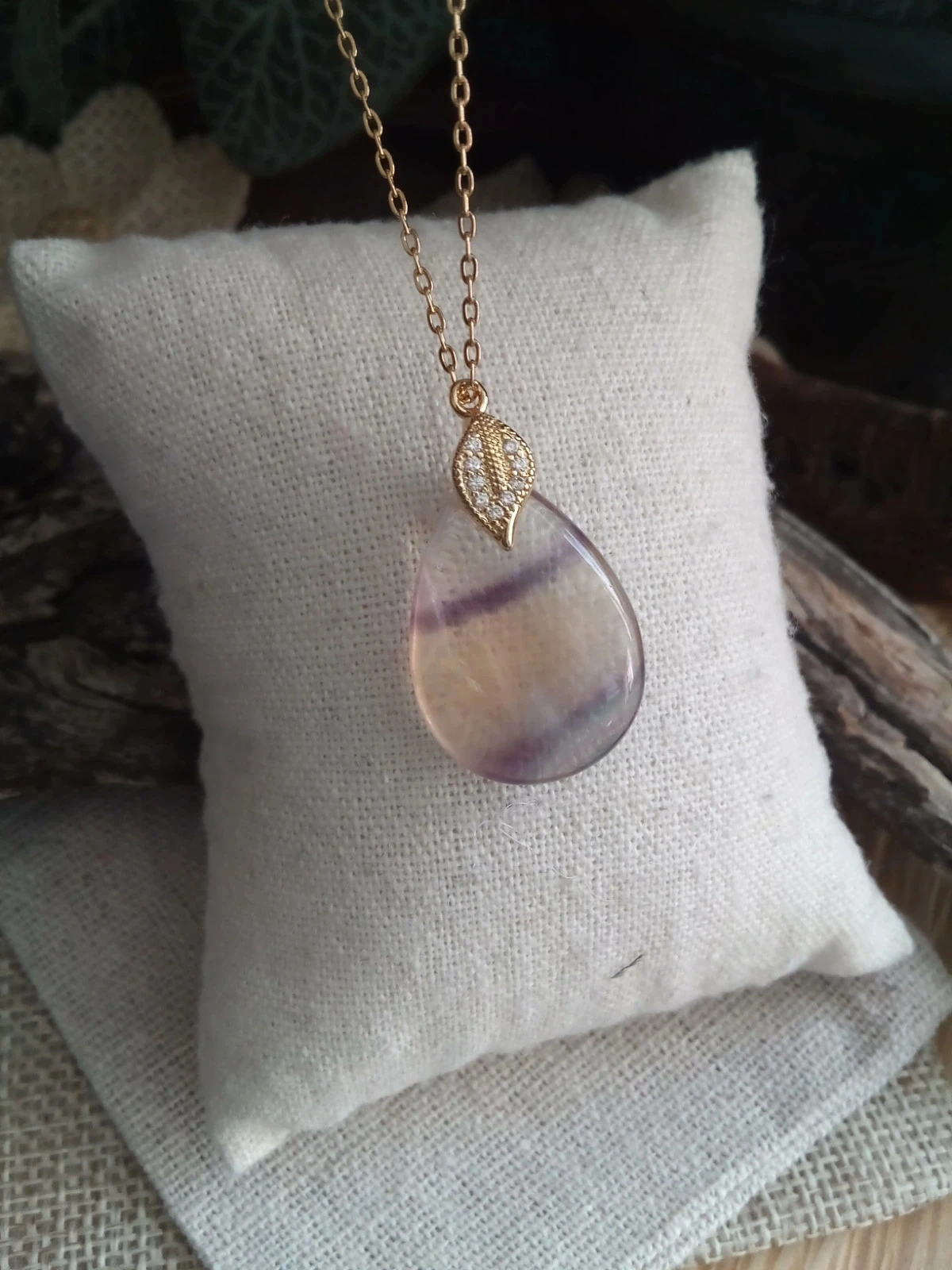 Collier pendentif en pierre de fluorine